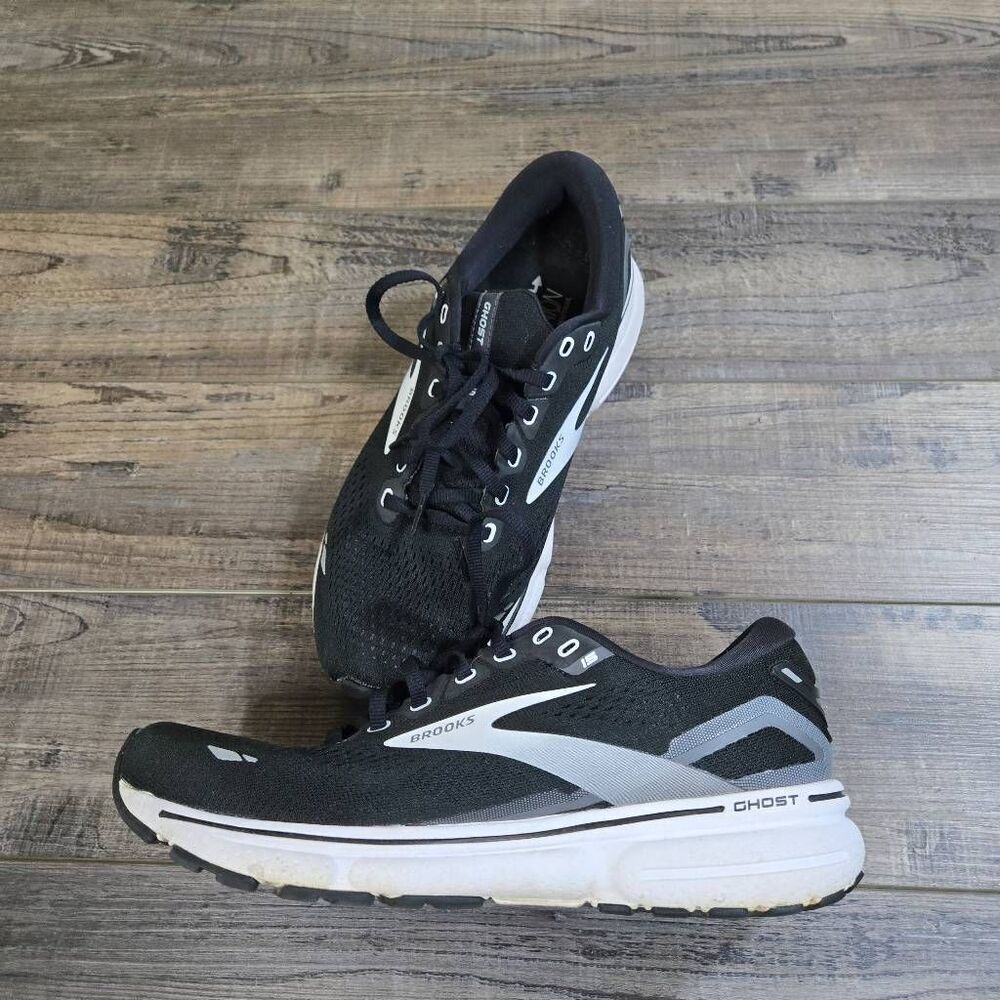 Brooks Ghost 15 running sneakers size women's 10 black white shoes trainers fit